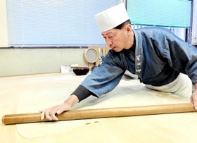 十割そばの技を継ぐ本田忠寛さん＝豊岡市但東町赤花