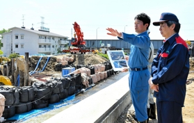 堤防の決壊状況などを確認する（右から）藤原保幸伊丹市長、斎藤元彦知事ら＝同市荒牧