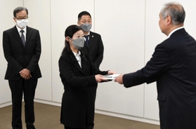 高田純教育次長（右端）に報告書を提出する第三者委員会の南部さおり委員長＝１１日午後、神戸市中央区東川崎町１