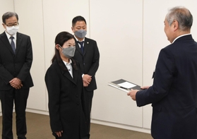 高田純教育次長（右端）に報告書を提出する第三者委員会の南部さおり委員長＝１１日午後、神戸市中央区東川崎町１