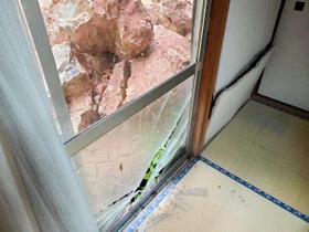 山腹が崩れ、民家に押し寄せた岩石＝８日、豊岡市出石町片間（豊岡市提供）