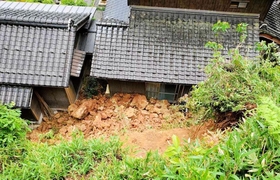 山腹が崩れ、民家に押し寄せた岩石＝８日、豊岡市出石町片間（豊岡市提供）
