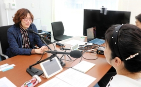 番組収録でコンピューターを使った電飾衣装やスポーツ支援などについて語る寺田努教授＝神戸市灘区六甲台町、神戸大六甲台第２キャンパス