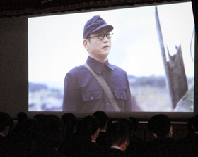 映画「島守の塔」を鑑賞する井吹台中学校の生徒ら＝神戸市西区井吹台西町２（撮影・津谷治英）