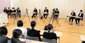 加西市長選の立候補予定者と高校生が語り合った市長選ミーティング＝加西市段下町