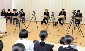 加西市長選の立候補予定者と高校生が語り合った市長選ミーティング＝加西市段下町