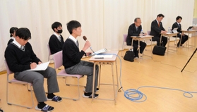 立候補予定者に質問する北条高校生＝加西市段下町
