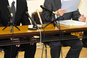 第三者委員会による調査報告書の提出を受け、市教委の姿勢を批判する被害者（左）と被害者の父＝12日午前、神戸市中央区加納町６、神戸市役所