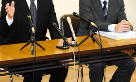 第三者委員会による調査報告書の提出を受け、市教委の姿勢を批判する被害者（左）と被害者の父＝12日午前、神戸市中央区加納町６、神戸市役所