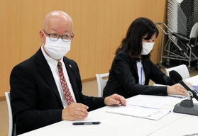 会見する山陰海岸ジオパーク推進協議会の中瀬宏ゼネラルマネジャー＝県豊岡総合庁舎