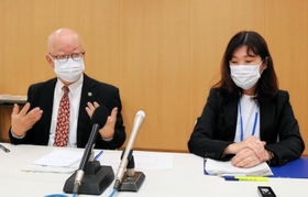 会見する山陰海岸ジオパーク推進協議会の中瀬宏ゼネラルマネジャー＝県豊岡総合庁舎
