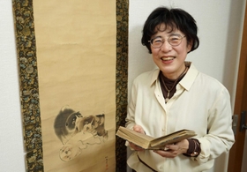 加島屋の名を広めようと奔走する西野久子さん。自宅には先祖代々の名前などが記された「過去帳」が残る＝芦屋市内