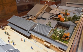 江戸時代に建てられたと伝わる「加島屋本宅」の再現模型。店舗兼住宅で広さは約１５００平方メートルあった。現在は大同生命保険のビルが立つ＝大阪市西区江戸堀１、大同生命保険大阪本社
