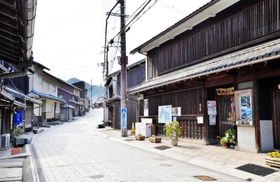 風情ある家屋と石畳で舗装された道が印象的なメインストリート「坂越大道（だいどう）」＝赤穂市坂越（同市提供）