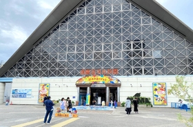 閉園が迫る須磨海浜水族園＝１４日午前