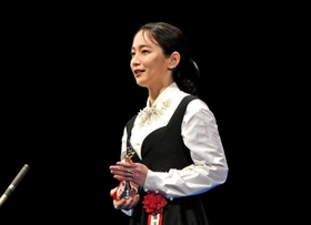 助演女優賞受賞の喜びを語る吉岡里帆さん＝１６日夜、東京都千代田区、東京国際フォーラム