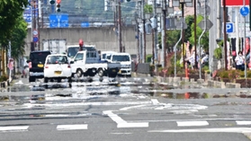 強い日差しで道路が熱せられ、豊岡市では水たまりができたような「逃げ水」の現象が見られた＝１７日午後、豊岡市加広町（撮影・斎藤雅志）