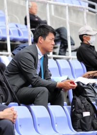 ストップウオッチを手にネット裏から選手の動きをチェックする巨人スカウトの桜井俊貴さん＝京都市内 