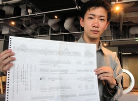 プレスツアーで配布された資料を手にする白数夏生さん＝神戸市中央区