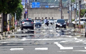 道路が熱せられて水たまりができたような「逃げ水」の現象が見られた＝１７日午後、豊岡市加広町（撮影・斎藤雅志）