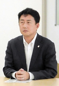 市暴力団排除活動推進会議の冒頭であいさつする松本真市長＝尼崎市役所