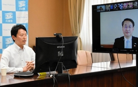 オンライン総会で兵庫県の取り組みなどを紹介する斎藤元彦知事＝県庁