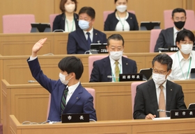 開会あいさつのため挙手する高島崚輔市長（左手前）＝１８日午前、芦屋市精道町の市議会議場（撮影・吉田敦史）