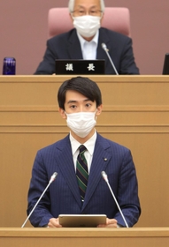 開会のあいさつをする高島崚輔市長＝１８日午前、芦屋市精道町の市議会議場（撮影・吉田敦史）