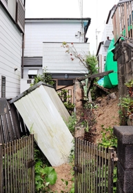 空き家に流出した土砂＝１９日午後２時５２分、神戸市垂水区塩屋町