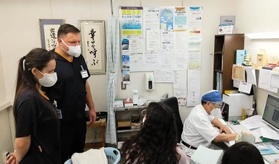 避難民の女性（右から２人目）の診察に立ち合うアキモフ・アルテムさん（左奥）とシュベロヴァ・オレシアさん（左手前）＝星晶会提供