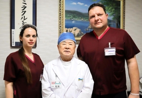 伊丹市の医療法人星晶会で働くウクライナ人医師のアキモフ・アルテムさん（右）、シュベロヴァ・オレシアさん（左）。中央は松本昭英理事長＝伊丹市荒牧６