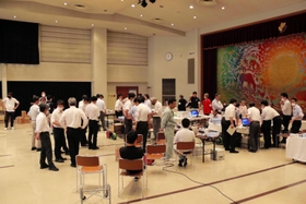 トラブルで開票が遅れ、確認作業に追われる担当者ら＝２１日午後１１時３５分、加西市玉野町