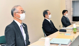 記録保存の在り方を検証している最高裁有識者委員会の第１５回目の会合に出席した委員ら＝２３日午前、東京都千代田区、最高裁