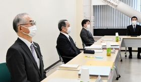 記録保存の在り方を検証している最高裁有識者委員会の第１５回目の会合に出席した委員ら＝２３日午前、東京都千代田区の最高裁