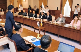 ウクライナの戦後復興に向けて意見を交わす同国の関係者や斎藤元彦知事（左）ら＝兵庫県公館