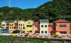 リゾート感あふれるカラフルな外観をした「レディバードロード」＝淡路市野島轟木（ドローンで撮影）