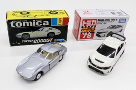 １９７０年代のトミカ（左）と現在のもの。半世紀以上たつが、サイズなどは受け継がれている（©ＴＯＭＹ）