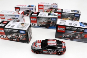 ネッツトヨタ兵庫とチームを結成し、レースカーをデザイン。トミカの商品にもしている（©ＴＯＭＹ）