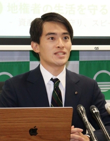ＪＲ芦屋駅南地区の再開発事業の計画見直しについて会見で話す芦屋市の高島崚輔市長＝芦屋市精道町、芦屋市役所