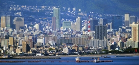 青空の下、淡路島からもくっきり見える神戸のビル群。手前が須磨、中央奥が三宮＝２４日午後、淡路市楠本から（撮影・風斗雅博）