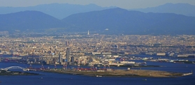 空が澄み、神戸市内からも関西万博会場予定地の大阪・夢洲（手前）や大阪の市街地、金剛山、奈良の山並みなどが一望できた＝２４日午後、神戸市灘区の六甲山から（撮影・中西幸大）