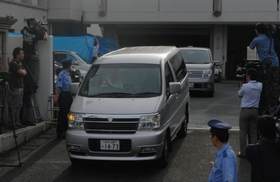 宝塚署から少女らを移送する車＝２０１０年７月９日午後５時３６分、宝塚市旭町１