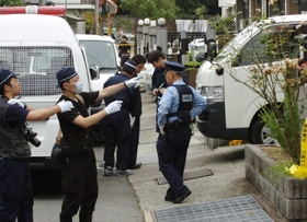 放火された民家の現場検証を行う兵庫県警の鑑識課員ら＝２０１０年日９時２８分、宝塚市大吹町