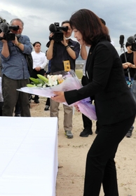 砂浜陥没事故現場で献花に臨む丸谷聡子明石市長ら＝明石市大蔵海岸通１