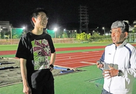 久田洋一コーチと練習後に話す近藤友介さん＝神戸市須磨区緑台、神戸総合運動公園