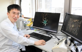 神戸大大学院理学研究科の末次健司教授。「日本で菌従属栄養植物を専門に研究しているのは僕くらい」と笑う＝神戸市灘区六甲台町