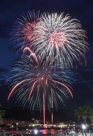 相生ペーロン祭の海上花火大会で４年ぶりに打ち上げられた花火＝２７日夜、相生市の相生湾（撮影・辰巳直之）