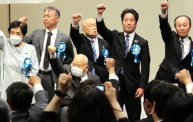 集会終盤のシュプレヒコールで拳を突き上げる有本明弘さん＝東京都千代田区