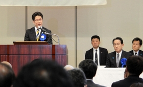 集会で拉致問題の早期解決を訴える家族会代表の横田拓也さん＝東京都千代田区