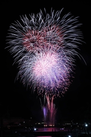 夜空を４年ぶりに彩る花火＝２７日夜、相生市の相生湾（撮影・辰巳直之）